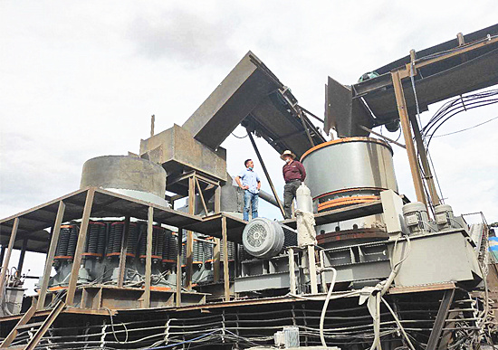 双金服務(wù)人员為(wèi)赤峰市客户培训单缸液压圆锥机的维护方法